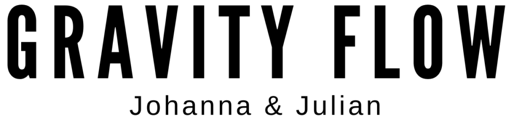 Logotipo de Gravity Flow Circus en blanco sobre fondo negro con los nombres de Johanna y Julián escritos abajo