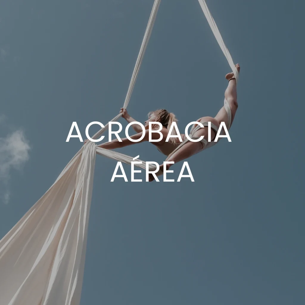 Una mujer haciendo un espectáculo de acrobacia aérea al aire libre con acrobacia aérea escrito encima