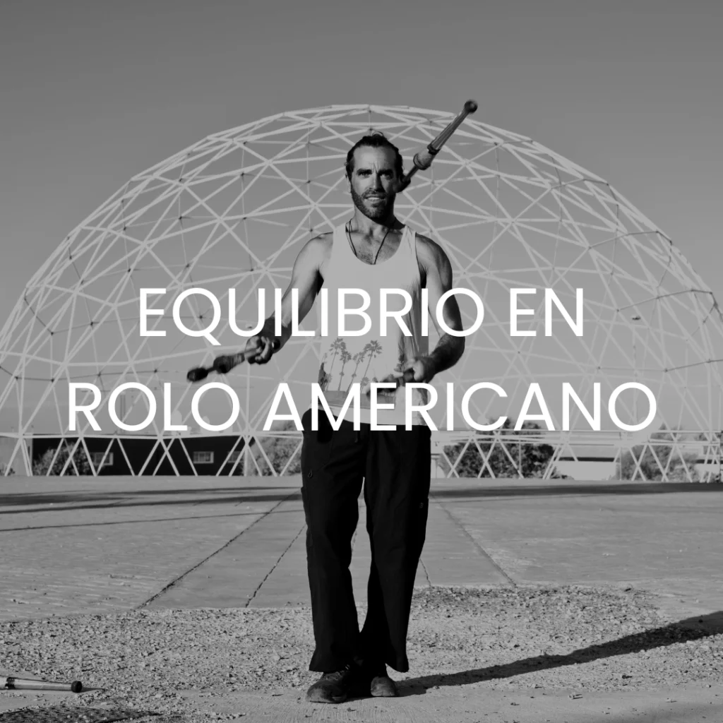 Foto en blanco y negro de un hombre a punto de realizar equilibrio de rol americano con equilibrio en rolo americano escrito encima