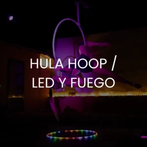 Foto nocturna de una mujer haciendo un espectáculo de acrobacia con aro con juego de luces con el texto hula hoop led y fuego escrito encima