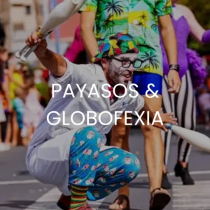 Un hombre vestido de payaso en un espectáculo callejero haciendo malabares con el texto Payasos y globofexia encima
