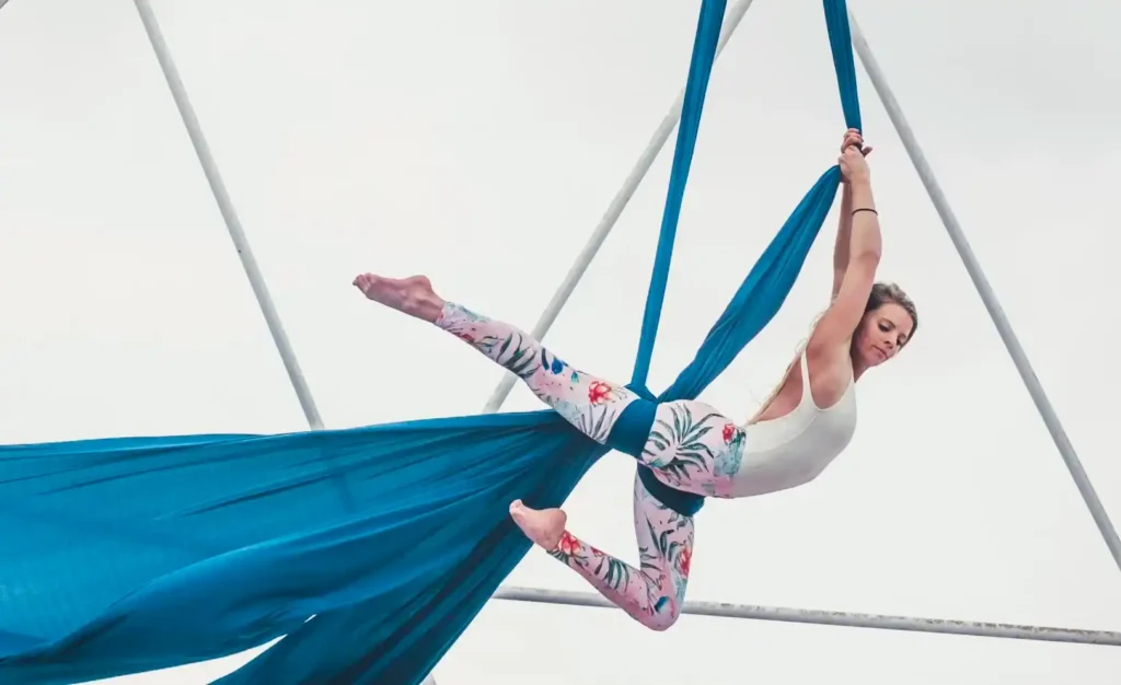 Una mujer en una exhibición de acrobacia aérea con cuerdas